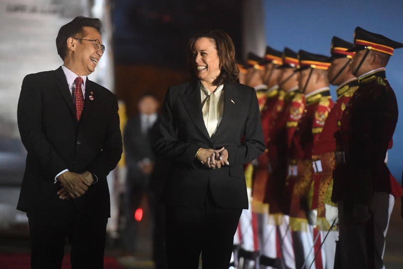 Phó Tổng thống Mỹ Kamala Harris đến sân bay ở Jakarta. Ảnh: ASEAN 43