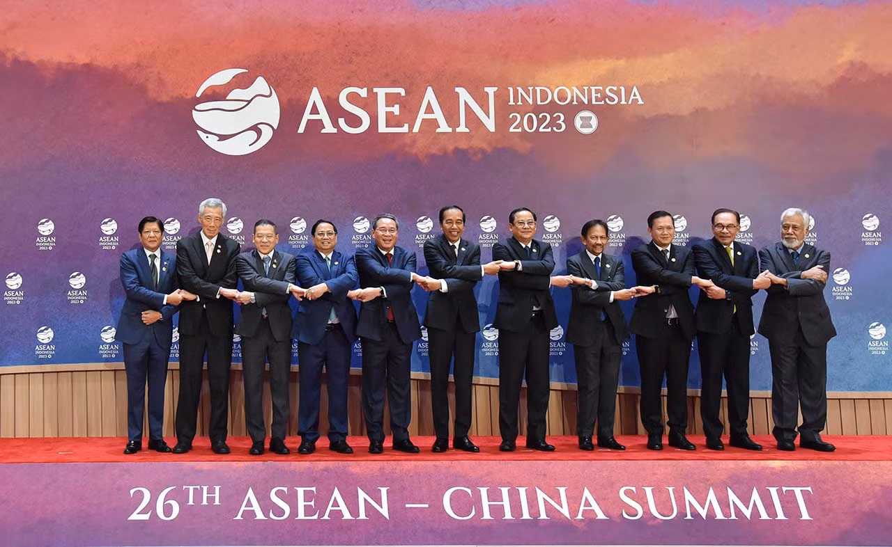 Các nhà Lãnh đạo ASEAN và Thủ tướng Trung Quốc Lý Cường. Ảnh: Dương Giang