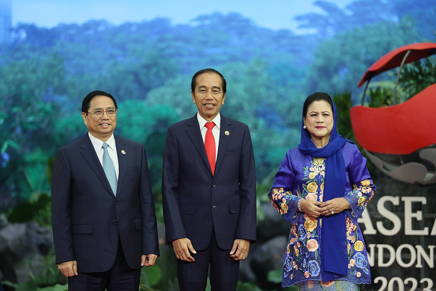 Tổng thống Indonesia Joko Widodo và phu nhân chào đón Thủ tướng Phạm Minh Chính đến dự lễ khai mạc. Ảnh: Dương Giang Tổng thống Indonesia Joko Widodo và phu nhân chào đón Thủ tướng Phạm Minh Chính đến dự lễ khai mạc. Ảnh: Dương Giang
