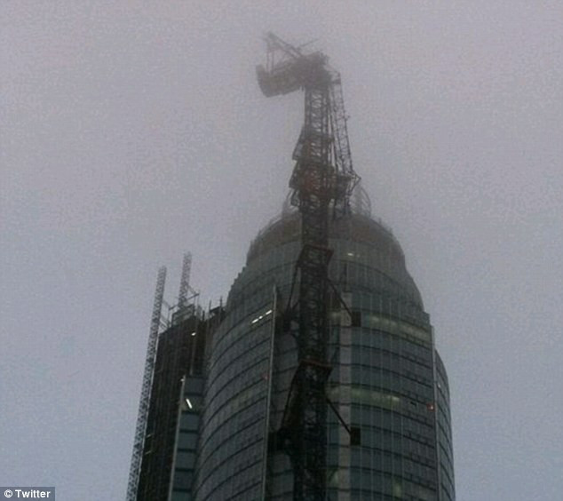 Trực thăng va vào cần trục trên tháp St George Wharf. Trực thăng va vào cần trục trên tháp St George Wharf