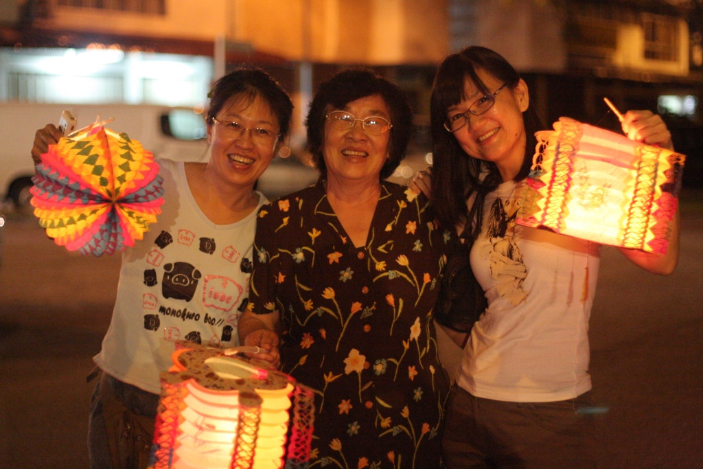 Không những các em nhỏ mà người lớn cũng hòa mình vào không khí của đêm Trung Thu