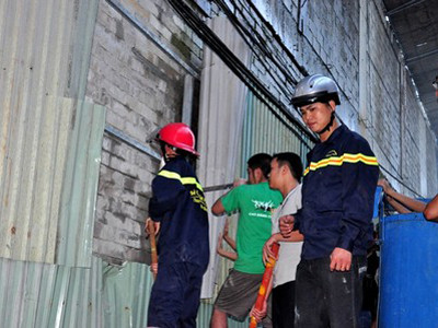 Dùng búa đục tường phía sau khu vũ trường - khách sạn đang xây dựng để đưa nước vào chữa cháy