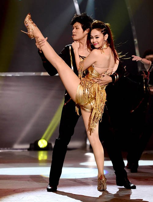 Minh Hằng cũng không kém thế khi diện những chiếc đầm mini ngắn hay quần bó gợi cảm