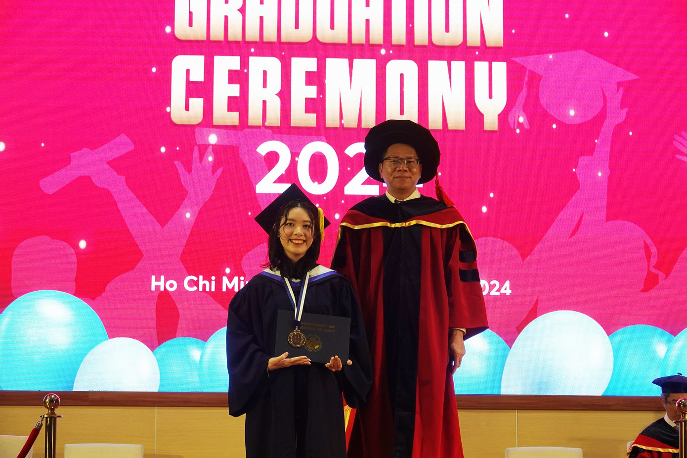 Mỹ Anh nhận bằng tốt nghiệp và huy chương vàng của trường vì có thành tích học tập xuất sắc Mỹ Anh nhận bằng tốt nghiệp và huy chương vàng của trường vì có thành tích học tập xuất sắc