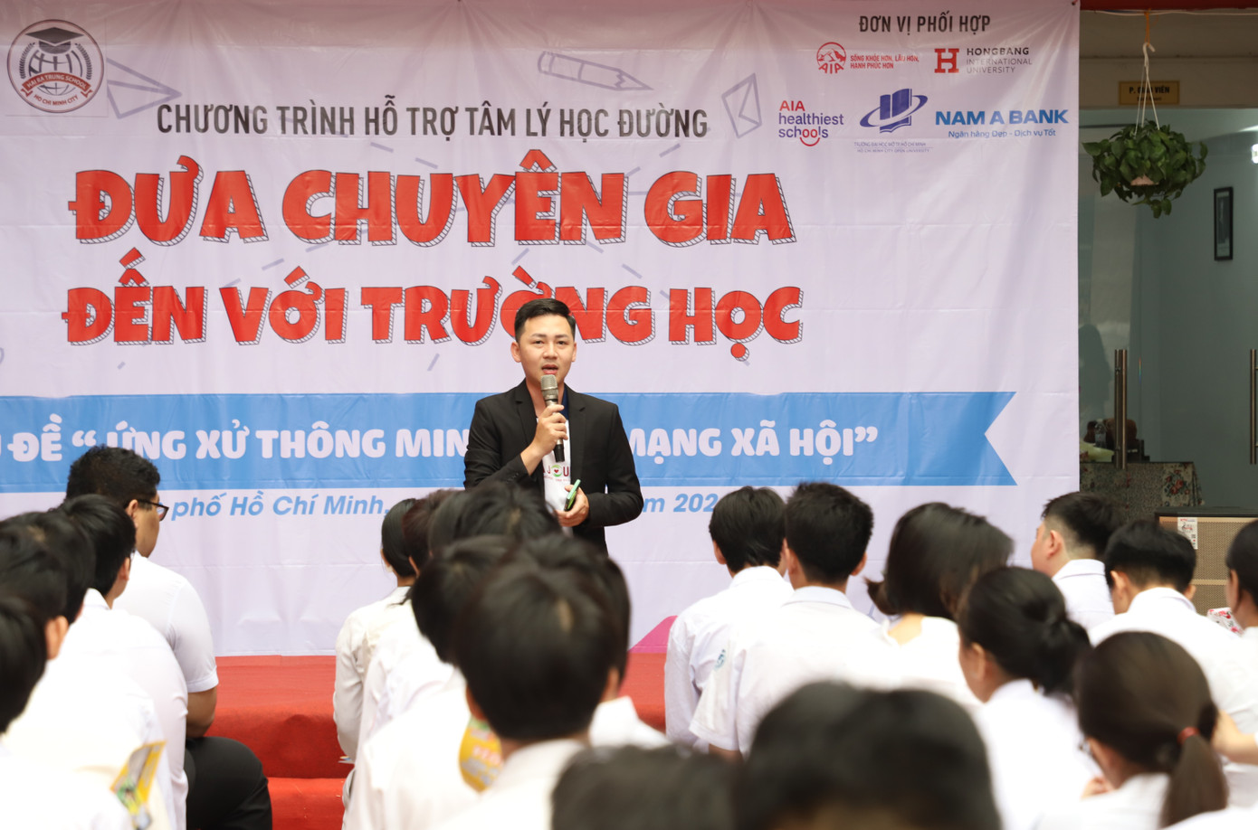Ông Huỳnh Minh Triết - Phó Giám đốc Quan hệ Đối ngoại khu vực miền Trung & miền Nam, Bộ phận Marketing, AIA Việt Nam chia sẻ về dự án "Trường học Lành mạnh nhất AIA" mà AIA Việt Nam đang thực hiện từ tháng 8/2022. Dự án nhằm hướng đến những thói quen sống khỏe bằng việc khuyến khích chế độ ăn uống lành mạnh, xây dựng lối sống năng động và tạo dựng sự bền vững trong môi trường học đường.