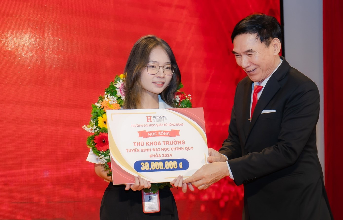 Thủ khoa Trường ĐH Quốc tế Hồng Bàng nhận học bổng của trường