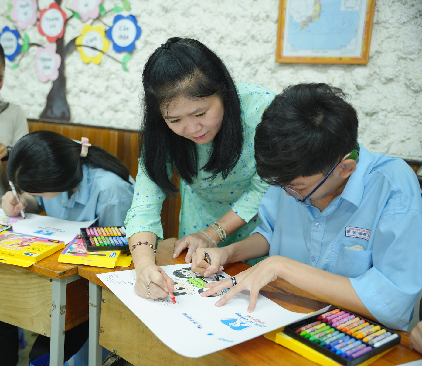 Cô Hồ Ngọc Huyền dạy học sinh vẽ tranh Cô Hồ Ngọc Huyền dạy học sinh vẽ tranh