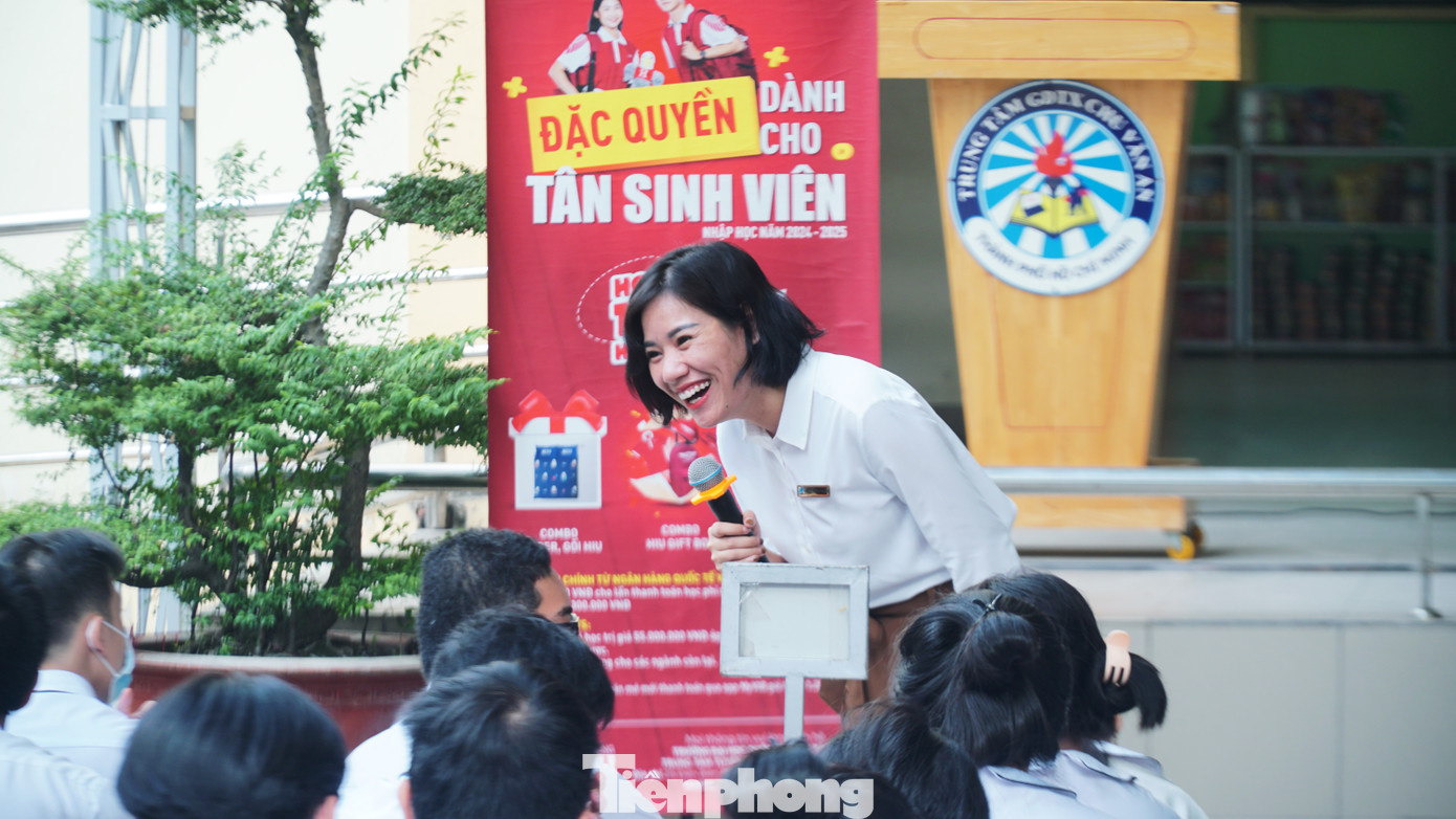 Thạc sĩ tâm lý Phan Thị Mai Quyên – giảng viên Trường ĐH Mở TPHCM tâm sự với các em học sinh (Vương Tín)