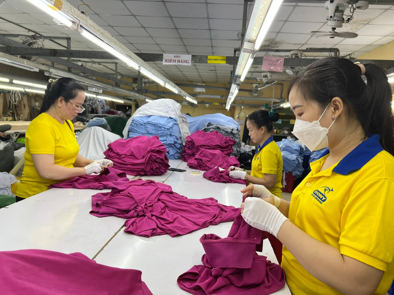 Công nhân đang làm việc tại một doanh nghiệp trong lĩnh vực may mặc (ảnh: U.P)