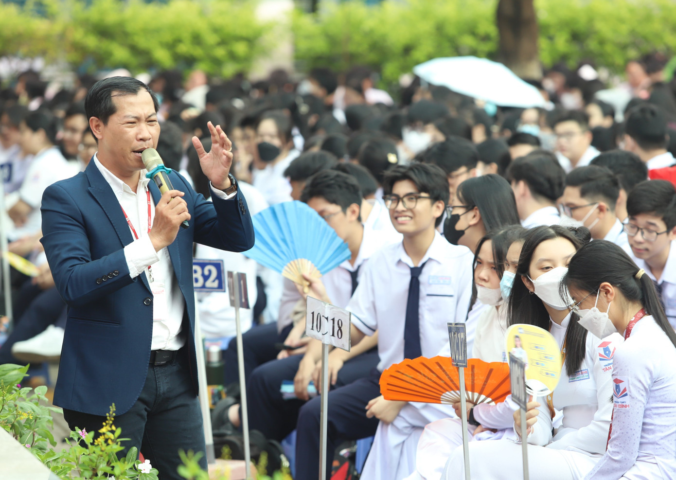 Thạc sĩ Trần Mạnh Thái hướng nghiệp cho các em học sinh để tránh việc bỏ dở đại học giữa chừng