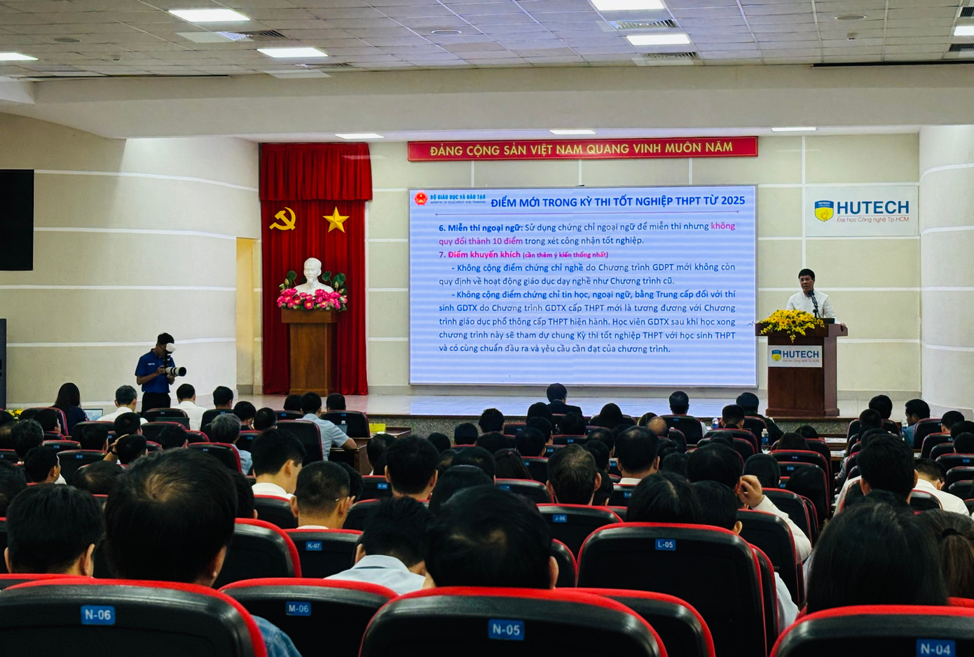 Ông Huỳnh Văn Chương – Cục trưởng Cục Quản lý chất lượng, Bộ GD&amp;ĐT báo cáo tại Hội nghị (ảnh: Nguyễn Dũng)