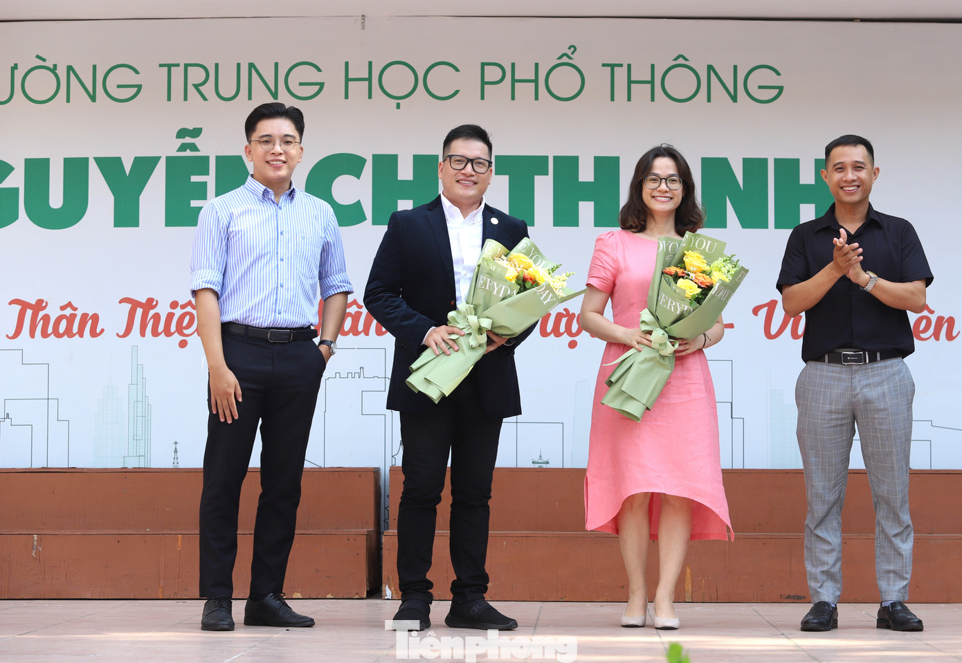 BTC trao hoa cảm ơn các diễn giả đồng hành cùng chương trình. Ảnh: Ngô Tùng.