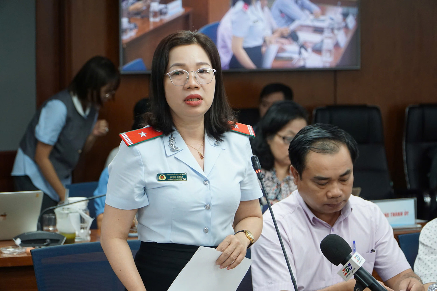 Bà Lương Thị Hà – Phó Chánh Thanh tra Sở Lao động-Thương binh và Xã hội TPHCM trả lời câu hỏi của báo Tiền Phong tại buổi họp báo chiều 17/10 Bà Lương Thị Hà – Phó Chánh Thanh tra Sở Lao động-Thương binh và Xã hội TPHCM trả lời câu hỏi của báo Tiền Phong tại buổi họp báo chiều 17/10