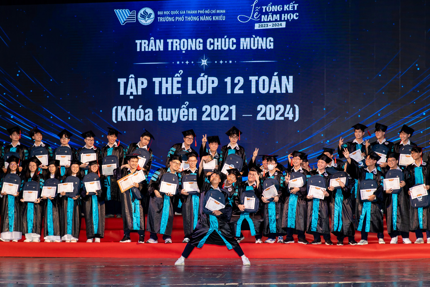 Các bạn học sinh lớp 12 tinh nghịch lưu lại những khoảnh khắc cuối bên nhau - Ảnh: V.SAN Các bạn học sinh lớp 12 tinh nghịch lưu lại những khoảnh khắc cuối bên nhau - Ảnh: V.SAN