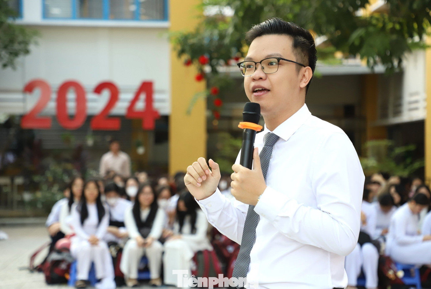 Nghiên cứu sinh (NCS) Đào Lê Tâm An chia sẻ và hướng dẫn cho học sinh vượt qua bạo lực trực tuyến (ảnh: Ngô Tùng)