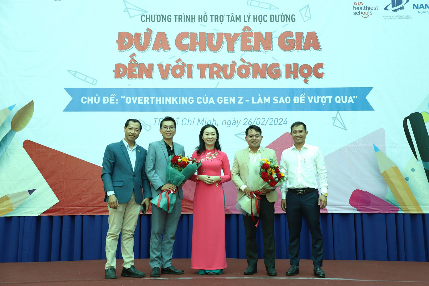 BTC tặng hoa cảm ơn các diễn giả (Ảnh: Ngô Tùng)