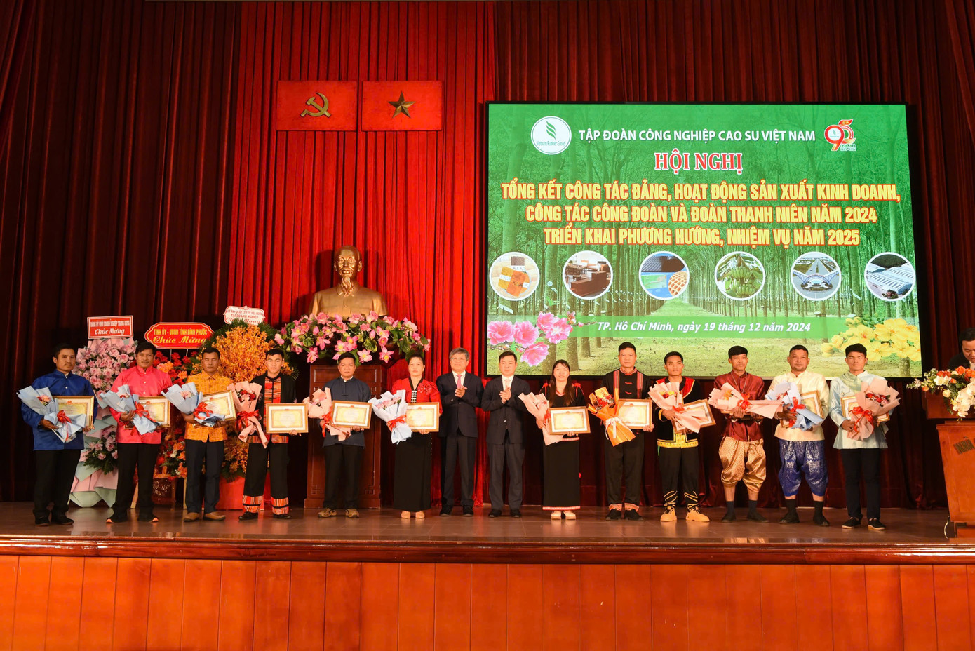 12 gương công nhân tiêu biểu đã giành được thành tích xuất sắc nhất tại Hội thi Bàn tay vàng thu hoạch mủ cao su năm 2024 là thợ giỏi người dân tộc thiểu số, người Lào và Campuchia để biểu dương, khen thưởng