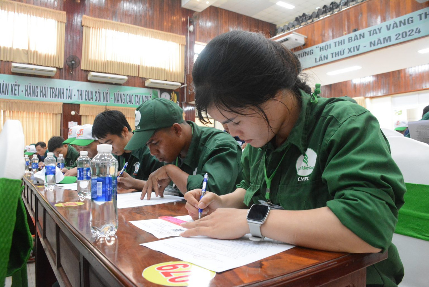 Trong phần thi lý thuyết, các thí sinh có 30 phút để làm bài theo hình thức trắc nghiệm theo bộ đề chẵn – lẻ với 60 câu hỏi liên quan đến công tác trồng, chăm sóc và khai thác mủ cao su. (ảnh: Phạm Nguyễn)