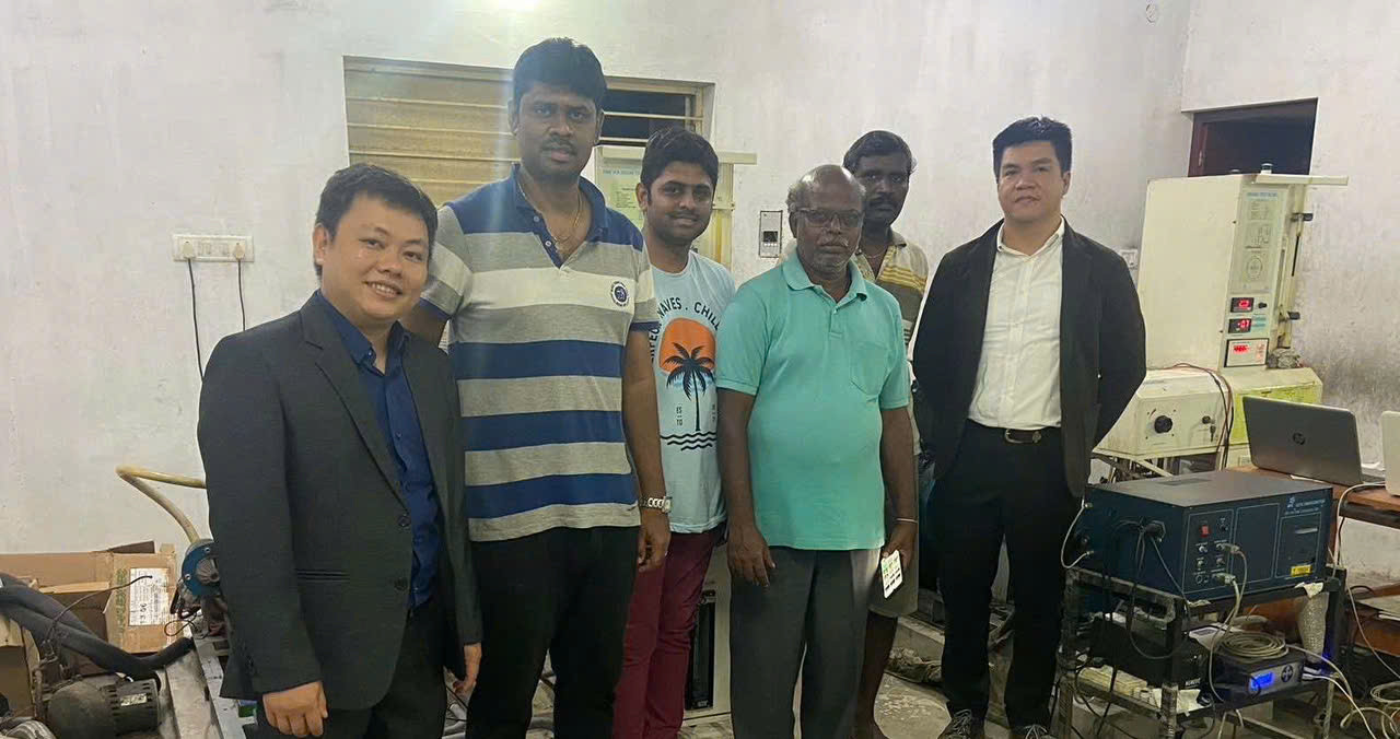 Nhóm tác giả Việt Nam và Ấn Độ đang thực hiện thử nghiệm tại lab động cơ đốt trong tại Ấn Độ. Ảnh: NCCC Nhóm tác giả Việt Nam và Ấn Độ đang thực hiện thử nghiệm tại lab động cơ đốt trong tại Ấn Độ. Ảnh: NCCC