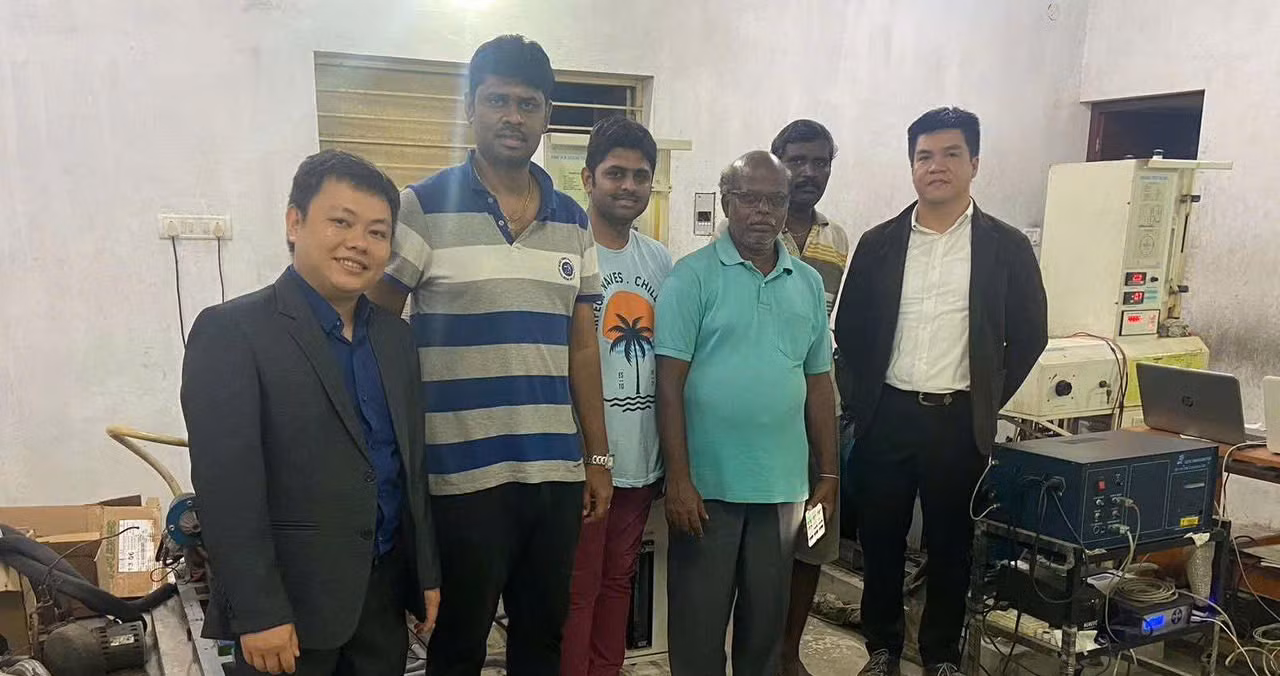 Nhóm tác giả Việt Nam và Ấn Độ đang thực hiện thử nghiệm tại lab động cơ đốt trong tại Ấn Độ. Ảnh: NCCC Nhóm tác giả Việt Nam và Ấn Độ đang thực hiện thử nghiệm tại lab động cơ đốt trong tại Ấn Độ. Ảnh: NCCC