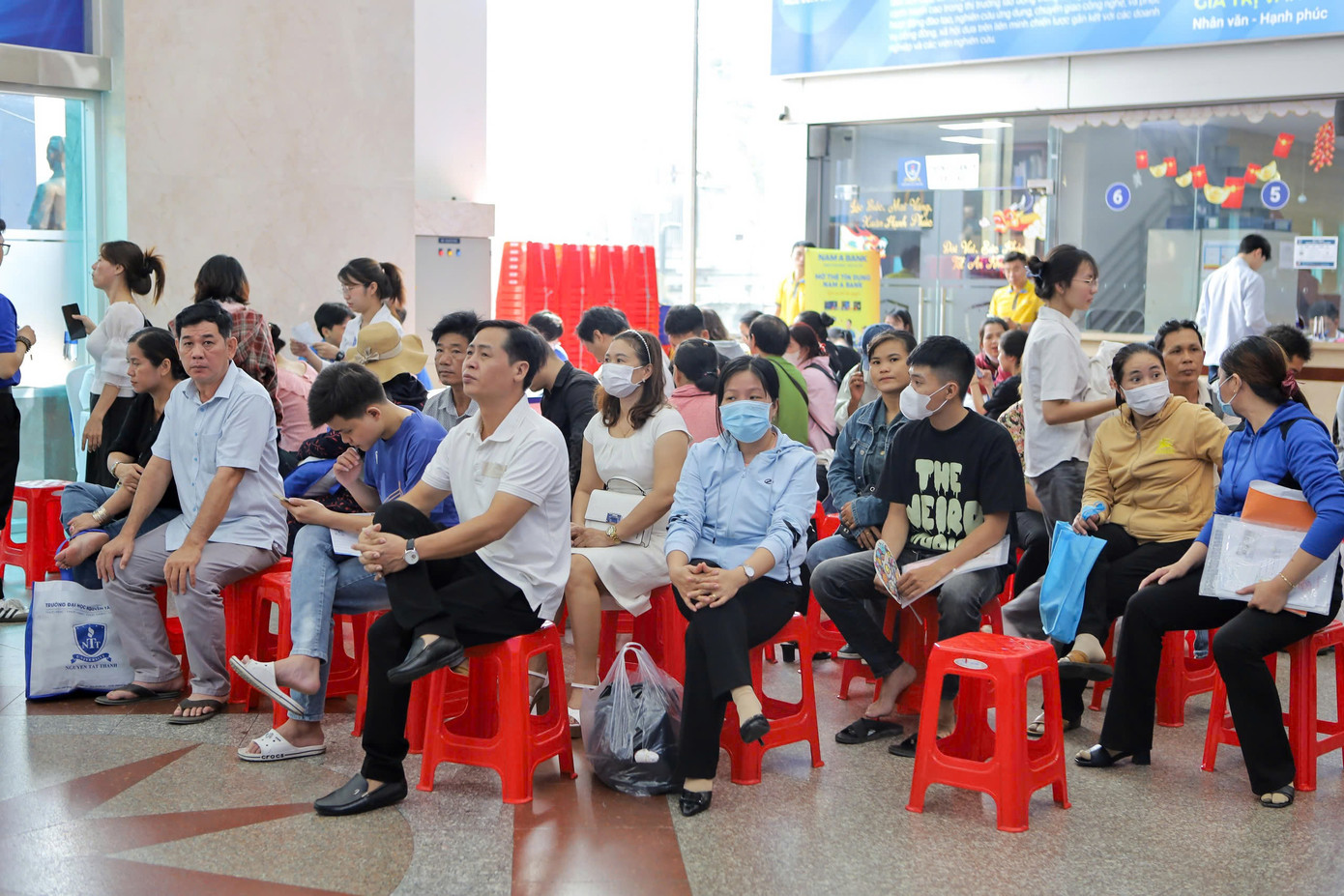 Thí sinh, phụ huynh đến nhập học đông đúc từ sáng sớm