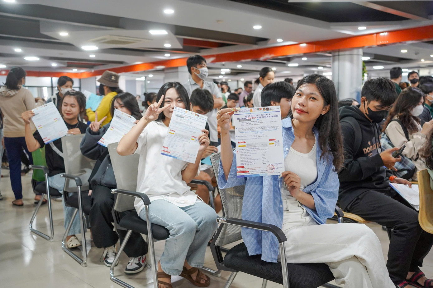 Thí sinh vui mừng khi cầm tờ giấy trúng tuyển trên tay