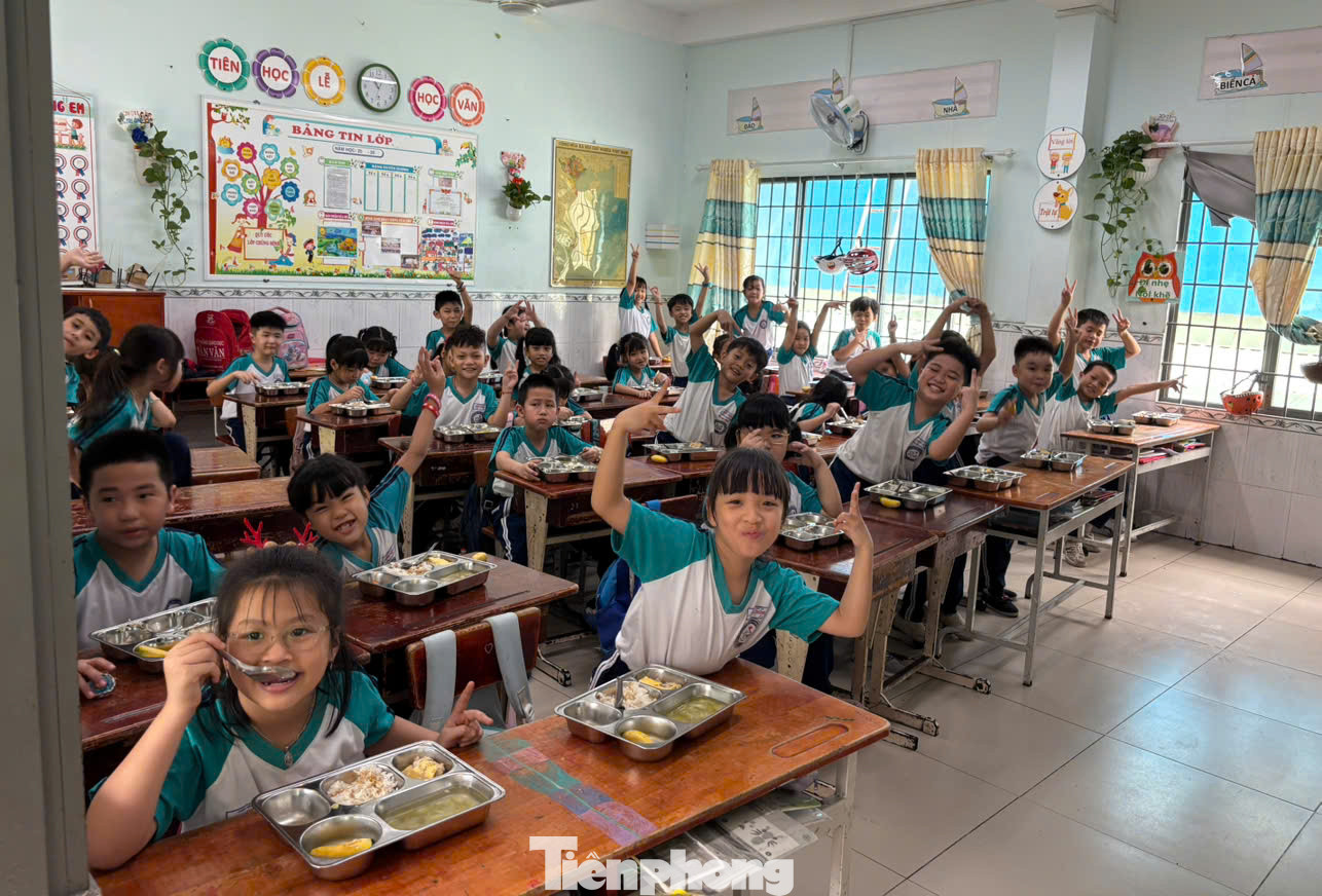 Học sinh vui mừng khi thấy đoàn kiểm tra đi tham quan bữa ăn của mình