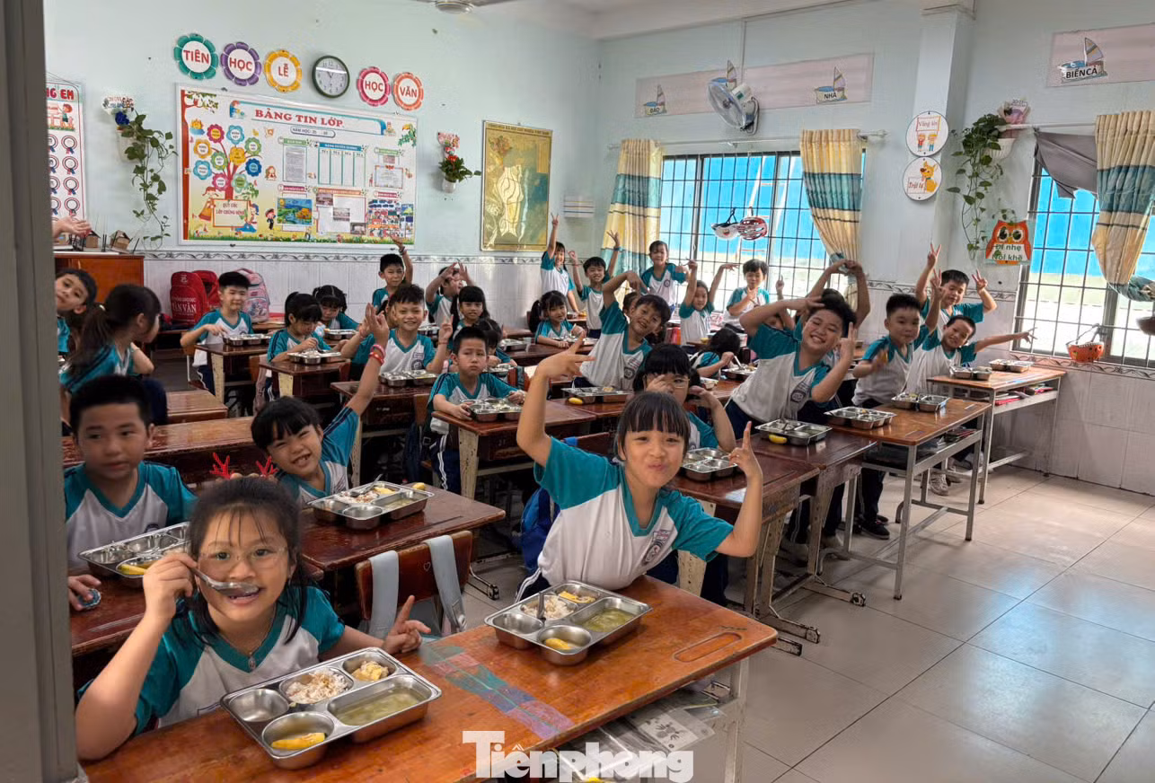 Học sinh vui mừng khi thấy đoàn kiểm tra đi tham quan bữa ăn của mình