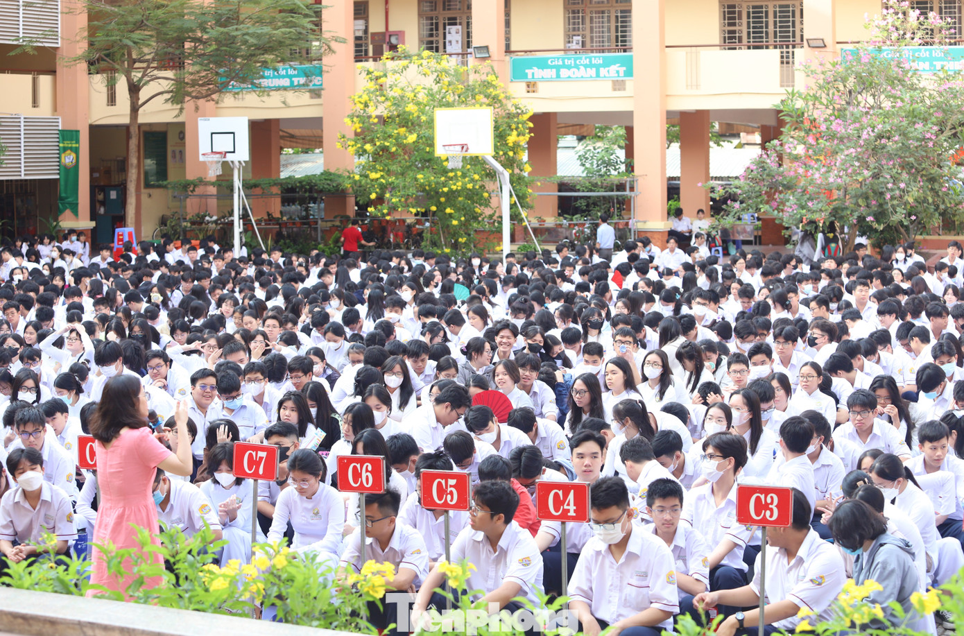 Diễn giả chia sẻ với học sinh tại chương trình. Ảnh: Ngô Tùng.