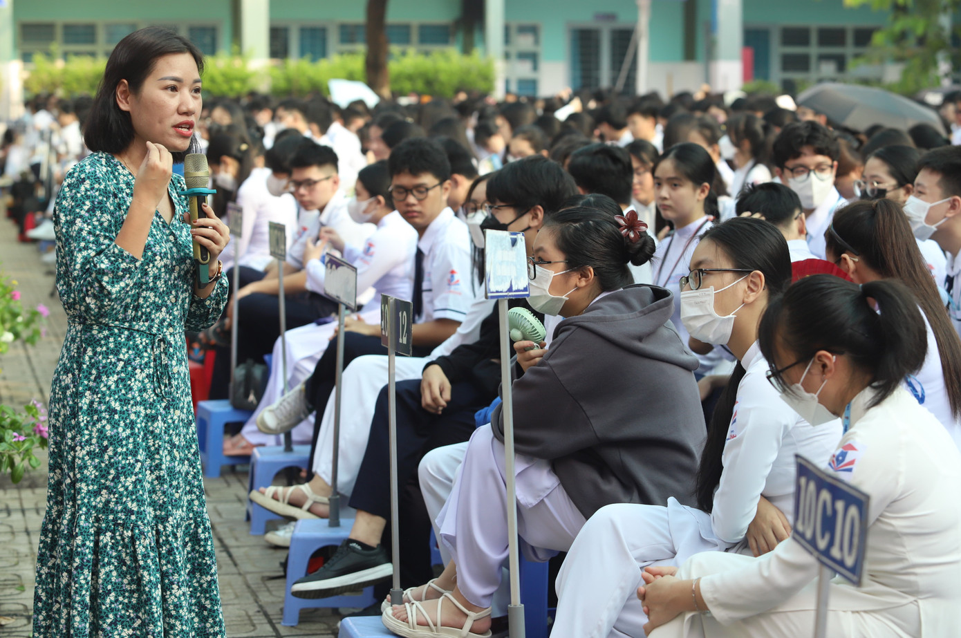 Thạc sĩ tâm lý Phan Thị Mai Quyên giải đáp các thắc mắc của học sinh