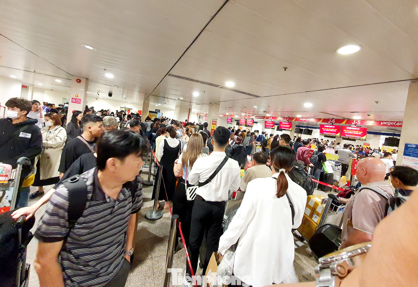 Các quầy làm thủ tục đông nghịt. Trong số này cũng rất nhiều hành khách phải mua thêm hành lý với giá cao vì bị thừa cân theo quy định