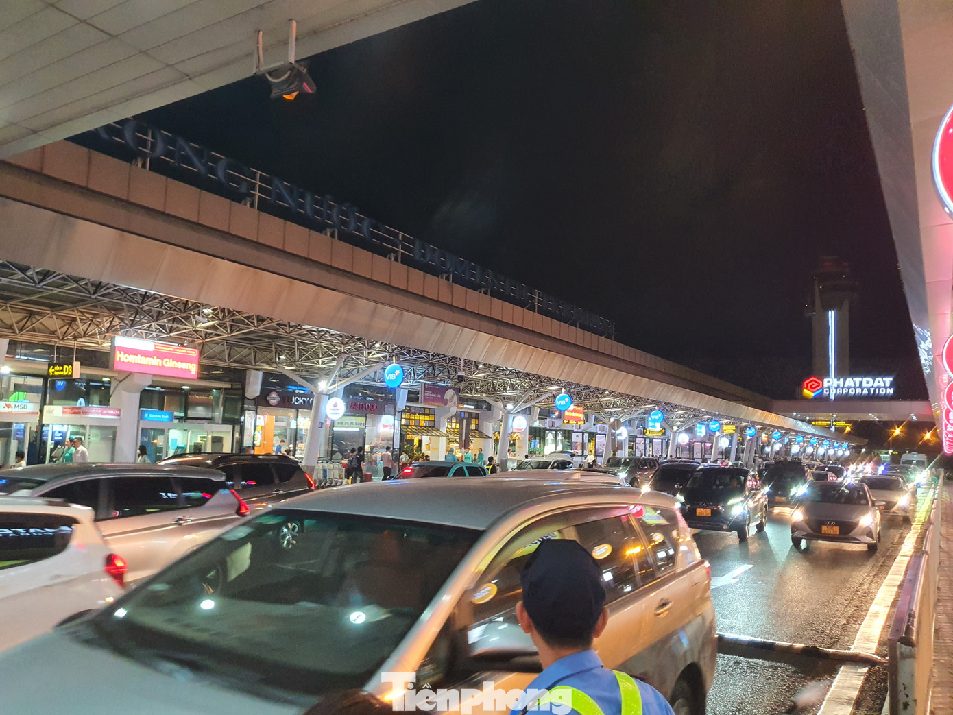 Từ rạng sáng, dòng người đã đổ vào sân bay