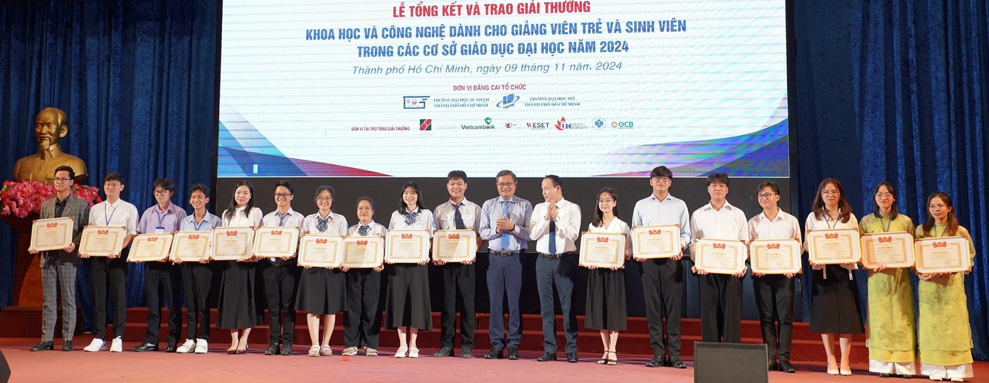 Giảng viên trẻ đạt giải nhận bằng khen của Bộ GD&ĐT và bằng khen của Trung ương Đoàn TNCS HCM Giảng viên trẻ đạt giải nhận bằng khen của Bộ GD&ĐT và bằng khen của Trung ương Đoàn TNCS HCM