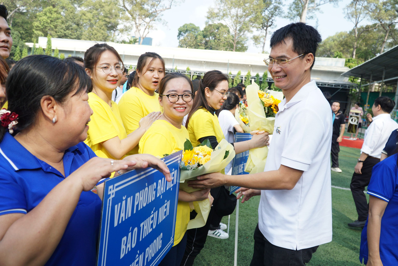 Nhà báo Lý Thành Tâm - Đảng ủy viên, Trưởng Ban Đại diện Báo Tiền Phong tại TPHCM tặng hoa động viên các đơn vị tham gia hội thao