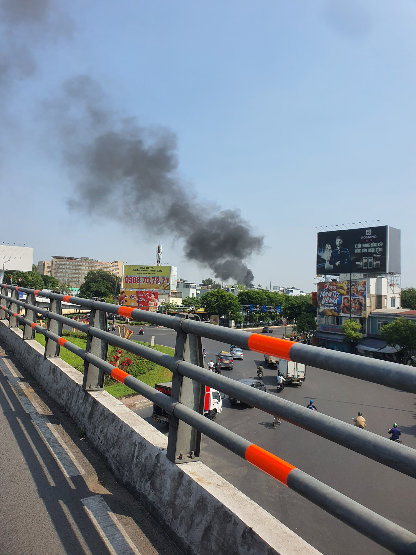 Khói từ ngôi nhà đang cháy bay xa khiến nhiều người đi đường lo lắng, tò mò. Khói từ ngôi nhà đang cháy bay xa khiến nhiều người đi đường lo lắng, tò mò.