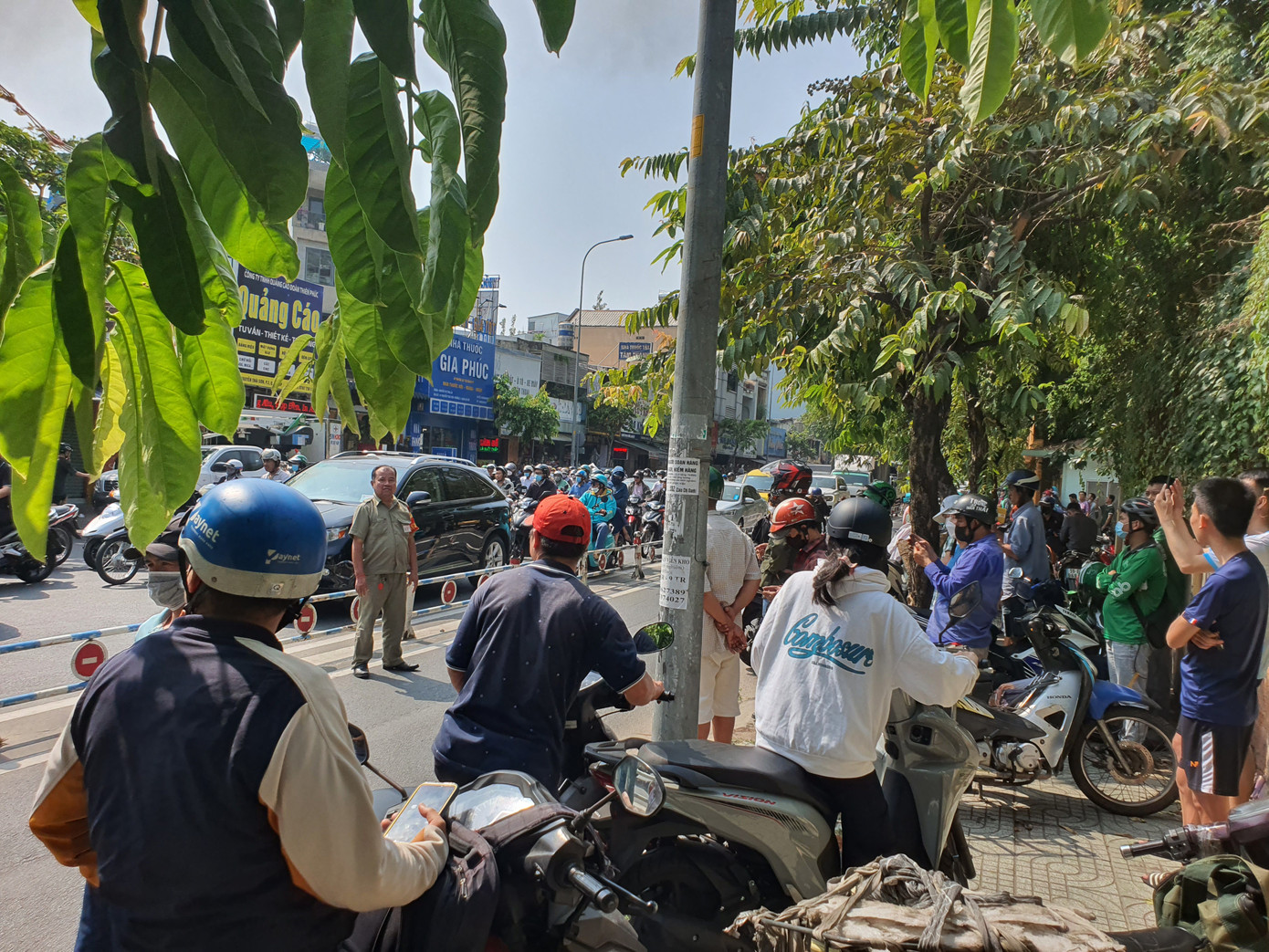 Nhiều người hiếu kỳ theo dõi vụ cháy Nhiều người hiếu kỳ theo dõi vụ cháy