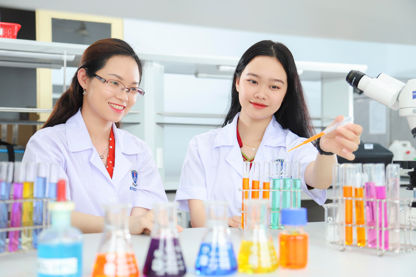 Sinh viên thực hành thí nghiệm Sinh viên thực hành thí nghiệm