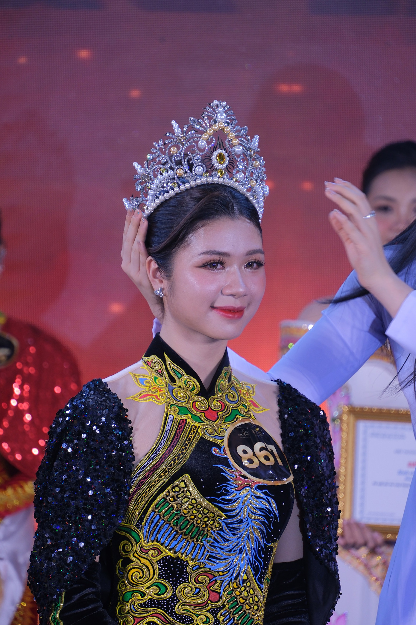 Giây phút nữ sinh viên năm 4 ngành Marketing Nguyễn Thị Hằng trở thành tân Hoa khôi của cuộc thi Miss Gia Định 2024.