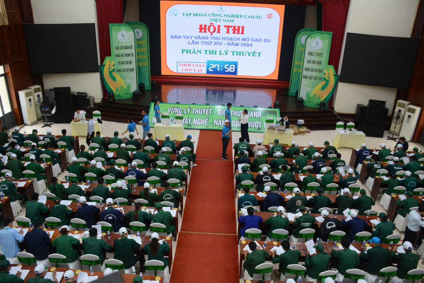 Tham gia Hội thi, tất cả các thí sinh, bao gồm thí sinh chính thức và dự bị đồng loạt bước vào 2 phần thi đầu tiên là lý thuyết và dụng cụ. (ảnh Phạm Nguyễn)