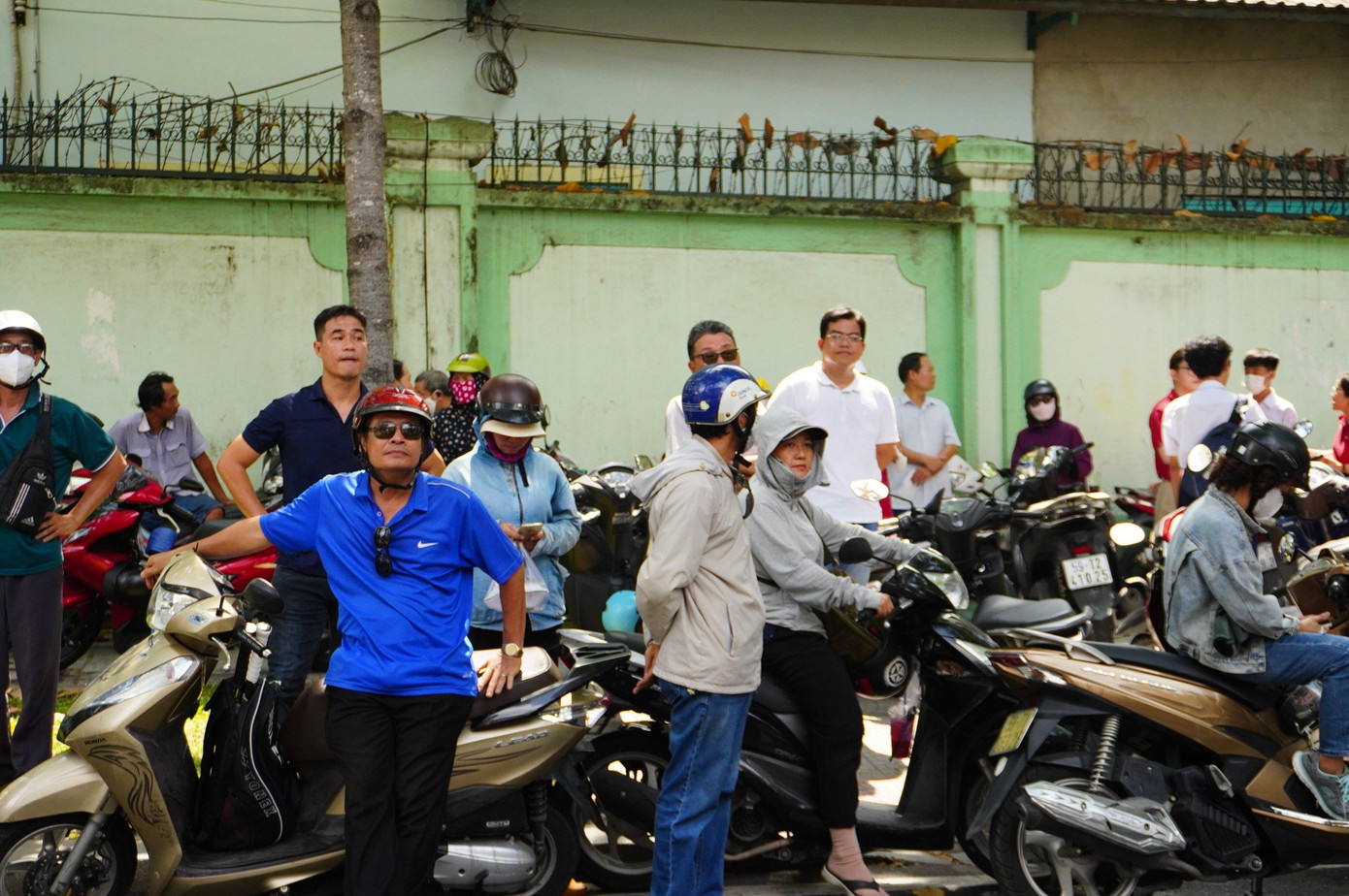 Hình ảnh phụ huynh đứng chờ con trước cổng trường thi Hình ảnh phụ huynh đứng chờ con trước cổng trường thi