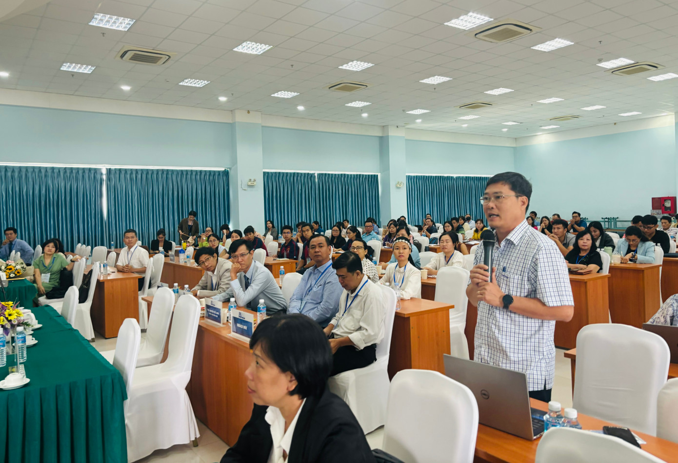 Người tham dự buổi tập huấn đặt câu hỏi với các diễn giả về tâm lý ngày nay của giới trẻ Người tham dự buổi tập huấn đặt câu hỏi với các diễn giả về tâm lý ngày nay của giới trẻ