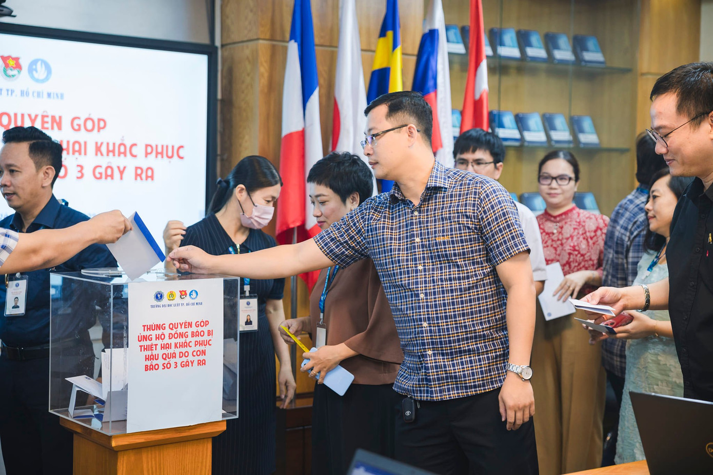 Cán bộ, giảng viên Trường ĐH Luật TPHCM tham gia ủng hộ tại buổi quyên góp Cán bộ, giảng viên Trường ĐH Luật TPHCM tham gia ủng hộ tại buổi quyên góp