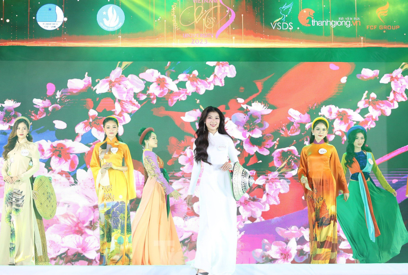 Thí sinh tự tin khoe sắc với tà áo dài Việt Thí sinh tự tin khoe sắc với tà áo dài Việt