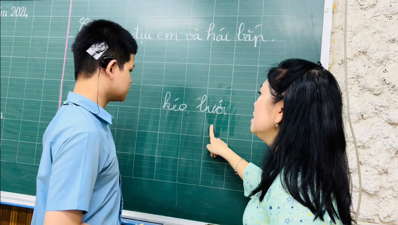 Em học sinh lớp 3 đang học từ "kéo lưới" Em học sinh lớp 3 đang học từ "kéo lưới"