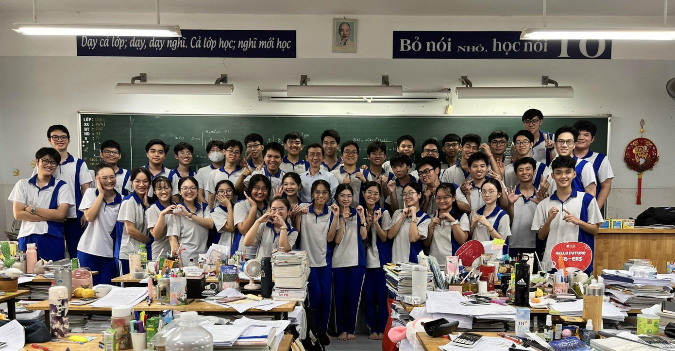 Lớp 12E1 có thủ khoa toàn quốc khối A1 Nguyễn Hạo Thiên Lớp 12E1 có thủ khoa toàn quốc khối A1 Nguyễn Hạo Thiên