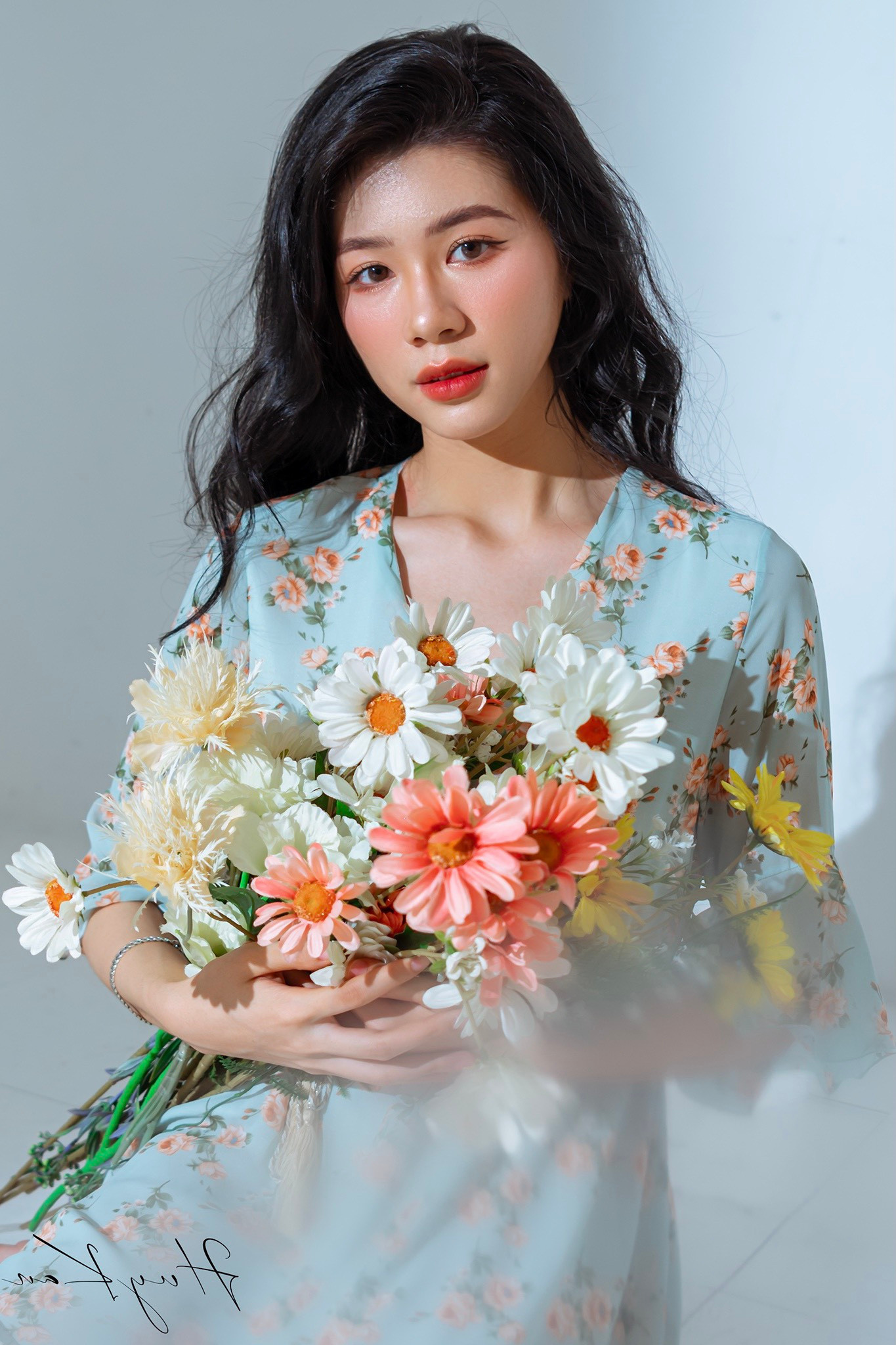 Đam mê nghệ thuật nhưng Hằng chuyển hướng sang học Marketing và ghi được nhiều dấu ấn.