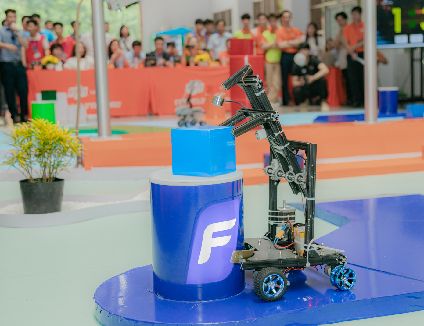 Một chú robot đang chuẩn bị khuân khối vật liệu nặng di chuyển đến vị trí tiếp theo