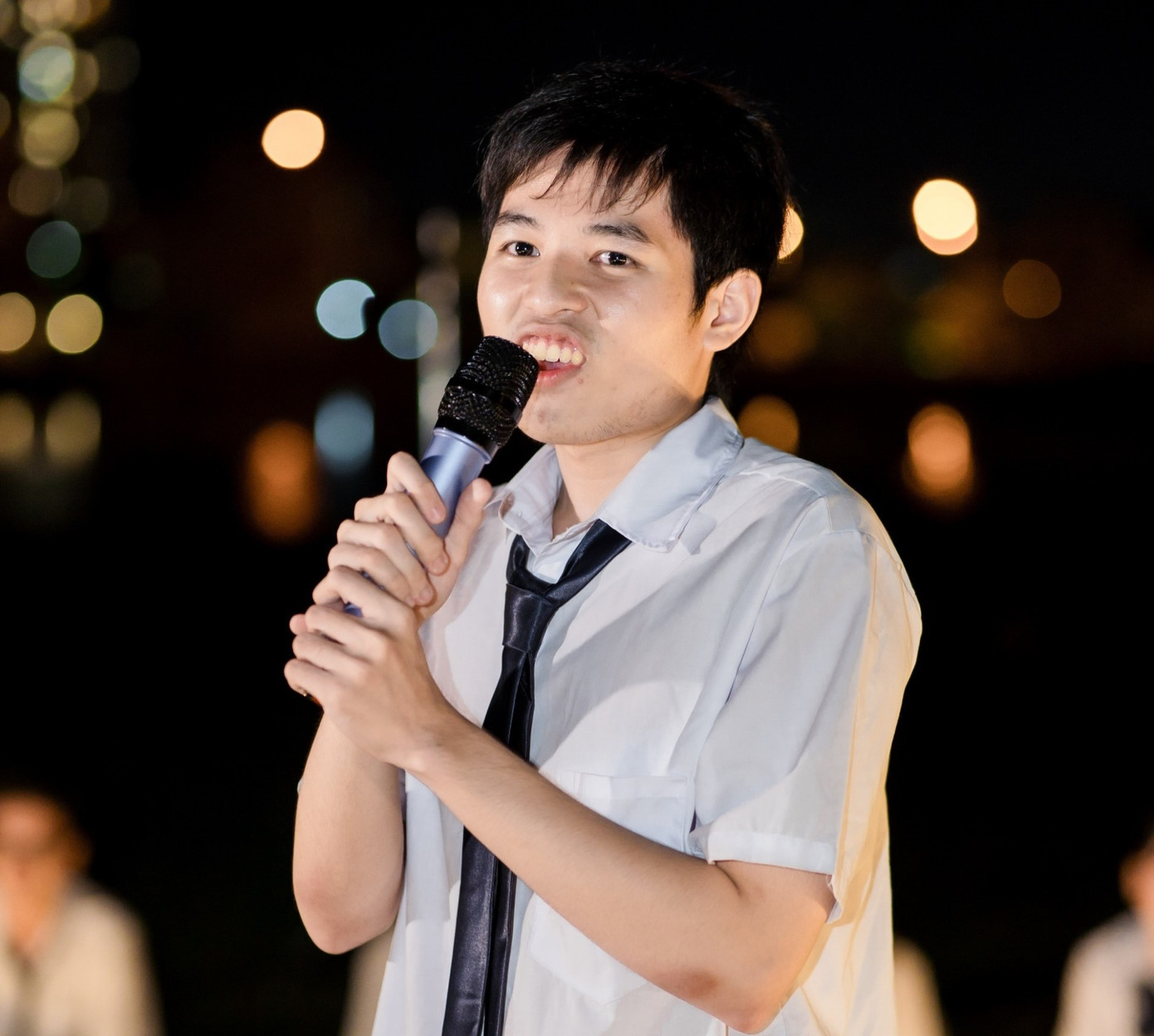 Hạo Thiên tự nhận mình là người hướng nội, rụt rè. Hạo Thiên tự nhận mình là người hướng nội, rụt rè.