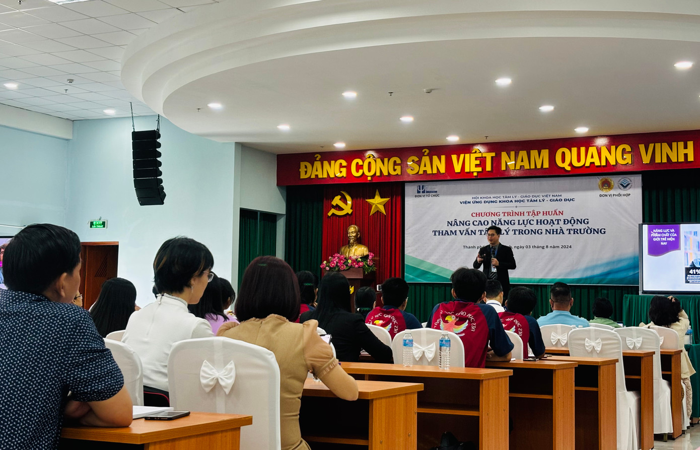 PGS. TS Trần Thành Nam - Phó Hiệu trưởng Trường ĐH Giáo dục (ĐHQGHN) chia sẻ về vấn đề tâm lý học đường tại buổi tập huấn PGS. TS Trần Thành Nam - Phó Hiệu trưởng Trường ĐH Giáo dục (ĐHQGHN) chia sẻ về vấn đề tâm lý học đường tại buổi tập huấn