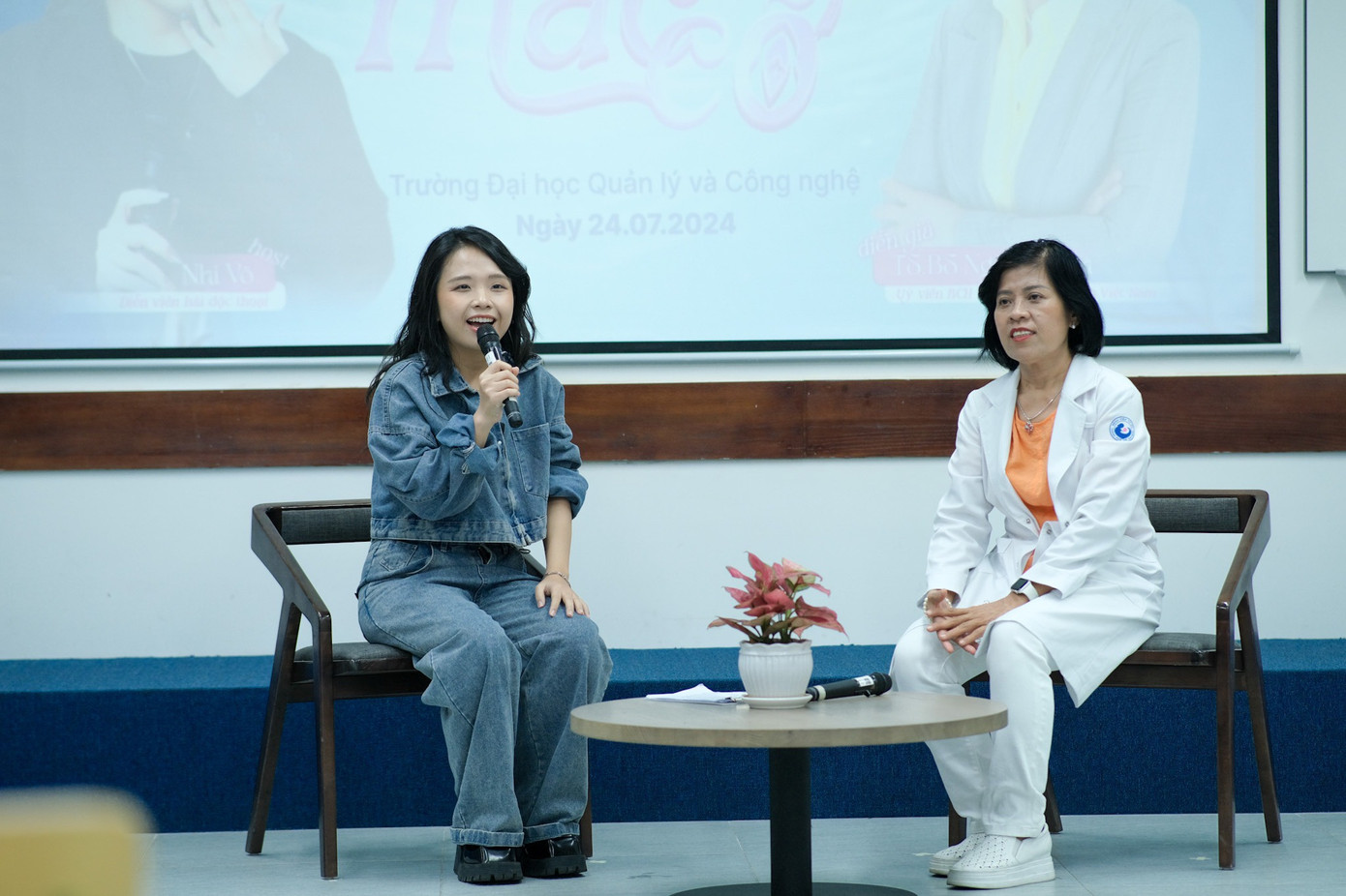 TS. BS Sản phụ khoa Ngô Thị Yên - Ủy viên BCH Hội Y học Giới tính Việt Nam (bên phải) tại buổi trò chuyện với các bạn sinh viên
